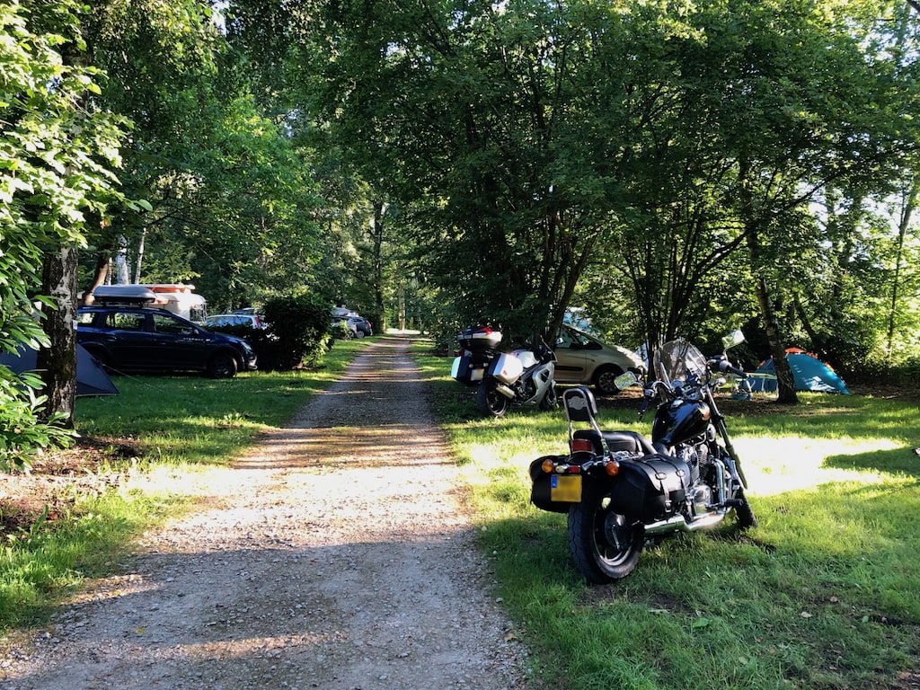 moto, voiture, tente, ombragé - camping 2024