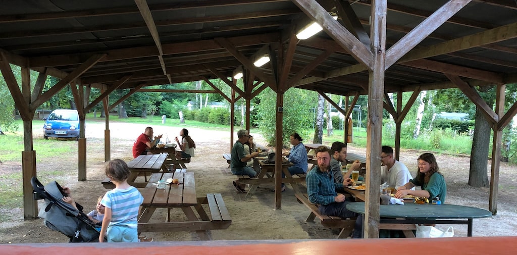 zone repas, vue du snack bar - camping 2024