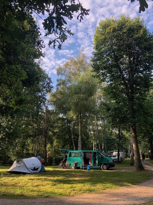 tente, van, arbres, verdure - camping 2024